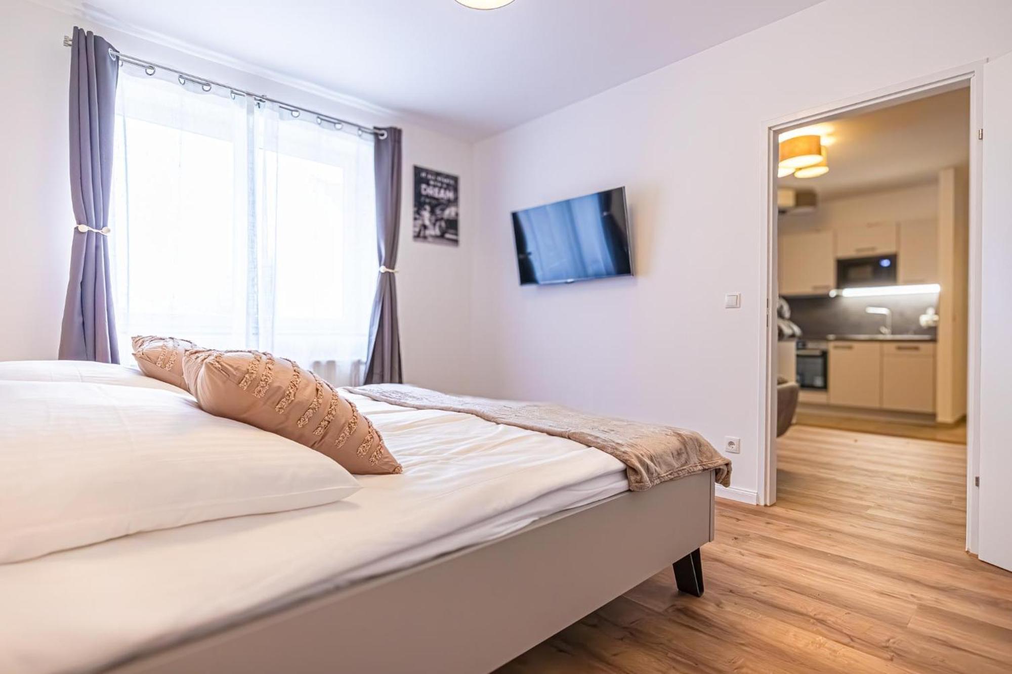 Charming 1br And 1lr Modern Design Donaustadt Apartment *